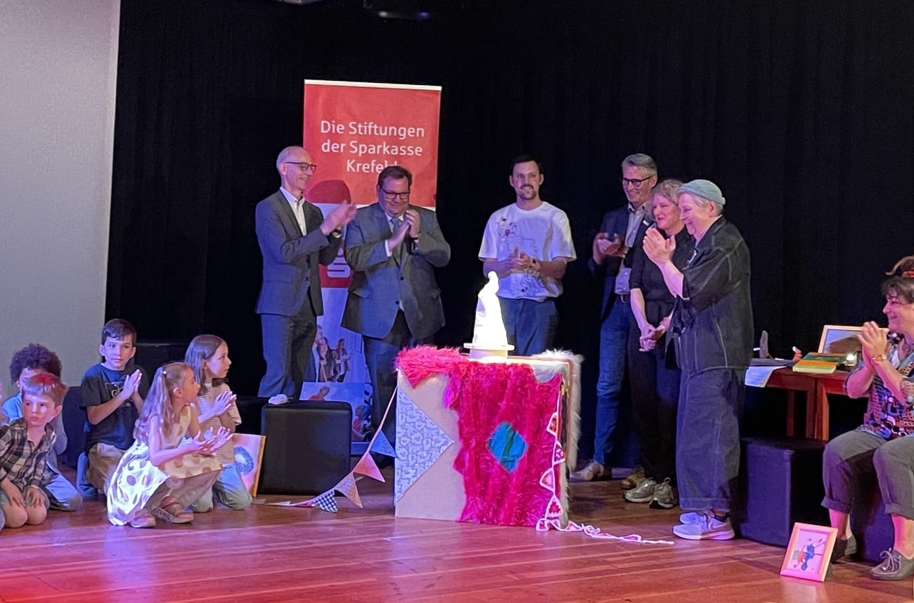 (v.l. Hr. Schramm, Sparkassenstiftung; Oberbürgermeister Meyer; Hr. Seeger, Moderation; Hr. Rausch, Bürgerstiftung; Julia Timmer, Künstlerin; Fr. Schremmer, AKKU)